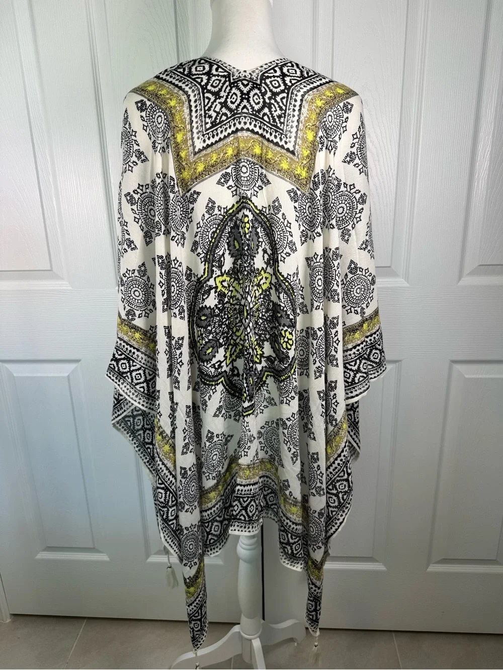 Vince Camuto Black Ivory Medallion Tassel Shawl Wrap Boho Resort Festival OS✨
